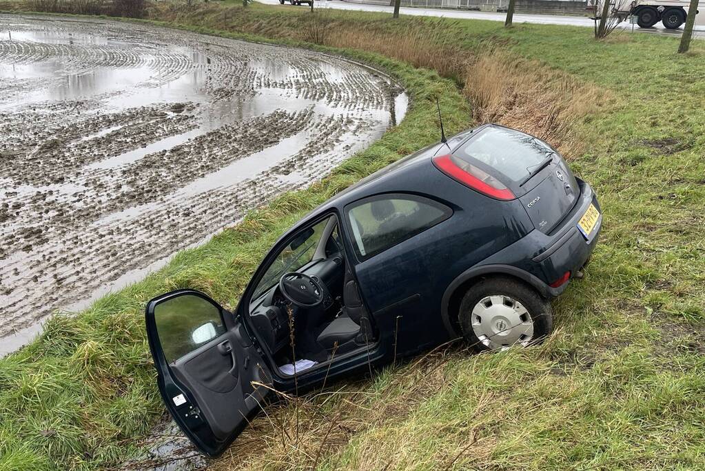 Auto raakt van de weg en belandt in sloot
