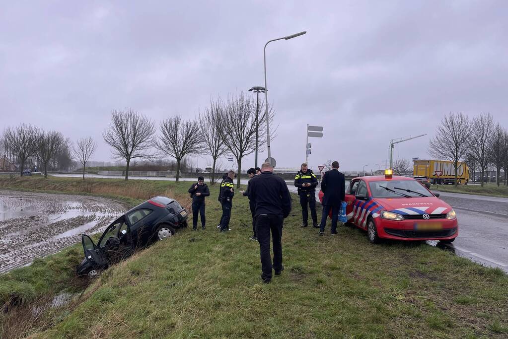Auto raakt van de weg en belandt in sloot