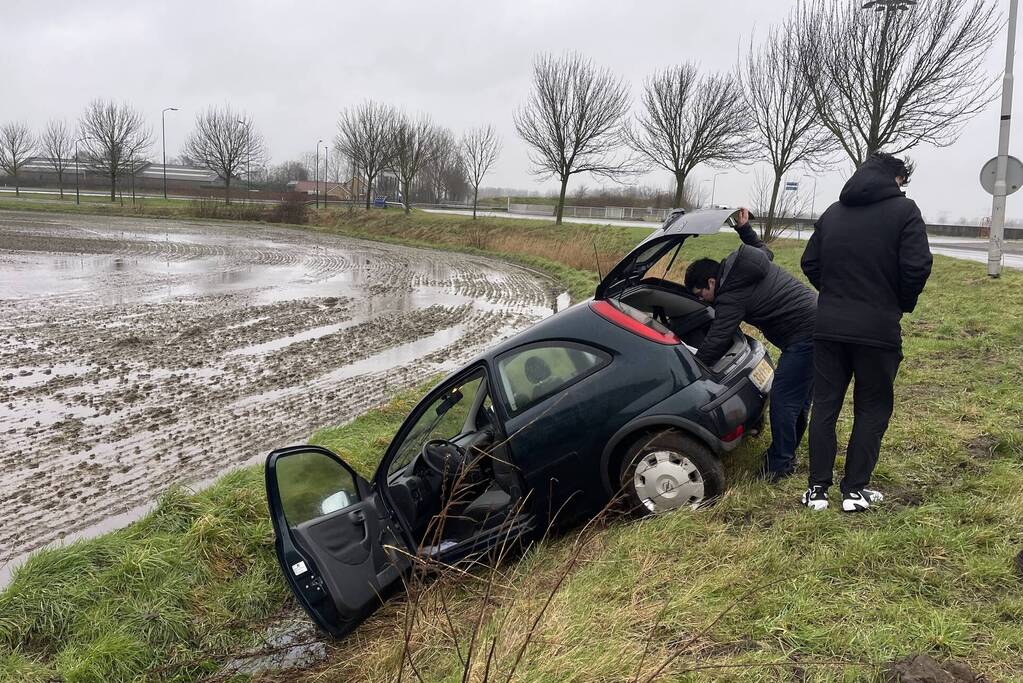 Auto raakt van de weg en belandt in sloot