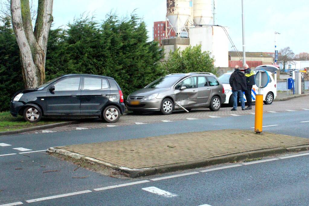Automobilist verlaat tankstation en botst op andere weggebruiker