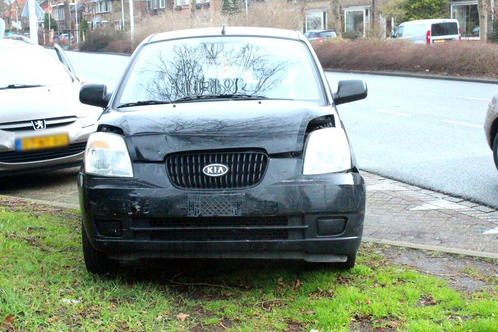 Automobilist verlaat tankstation en botst op andere weggebruiker