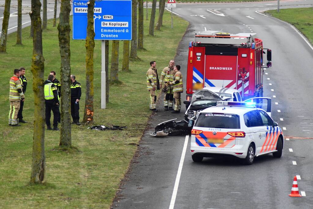 Automobilist raakt van de weg en crasht tegen boom