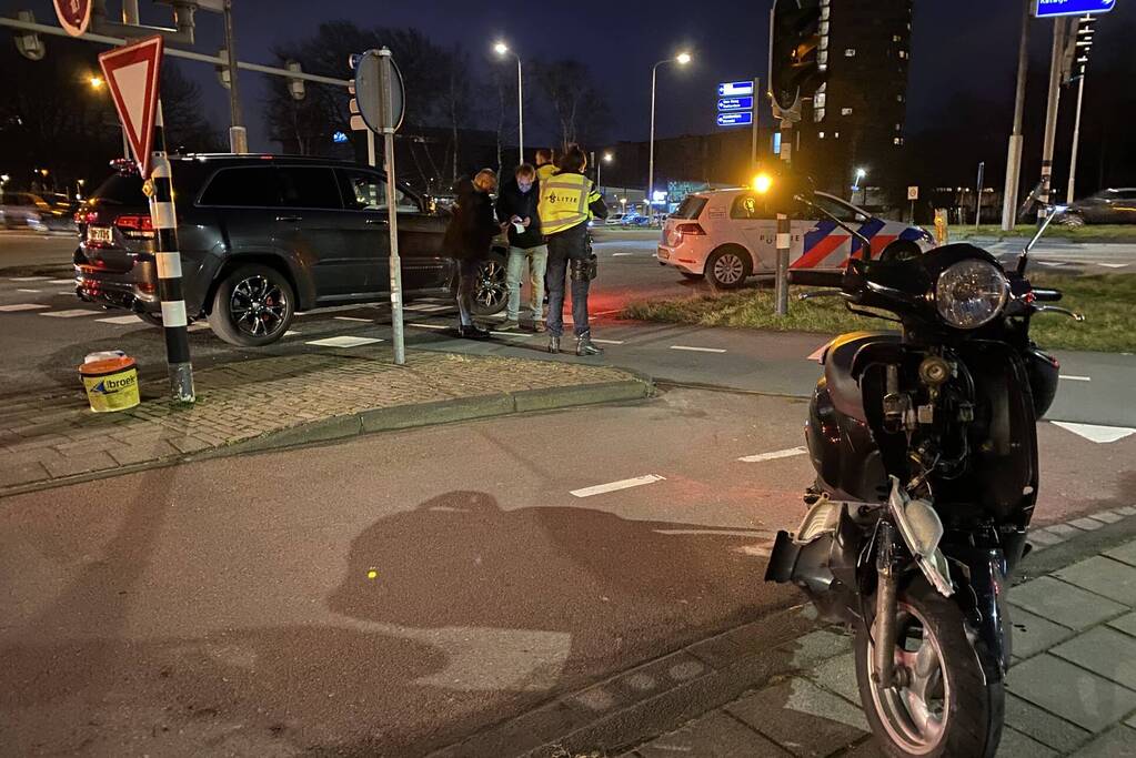 Scooter flink beschadigd na botsing met Jeep
