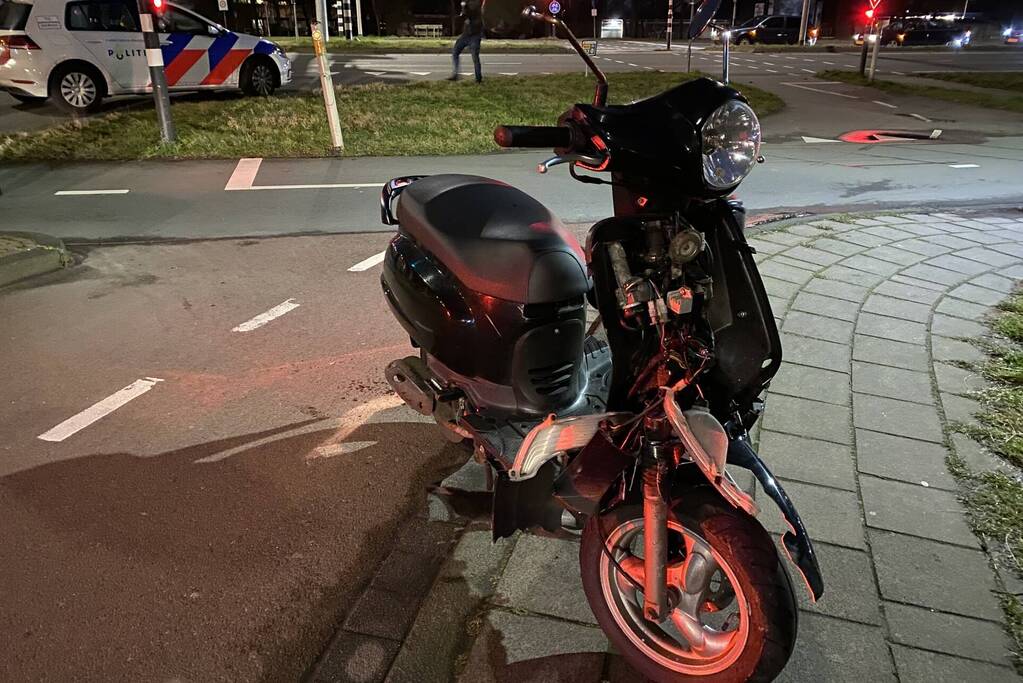Scooter flink beschadigd na botsing met Jeep