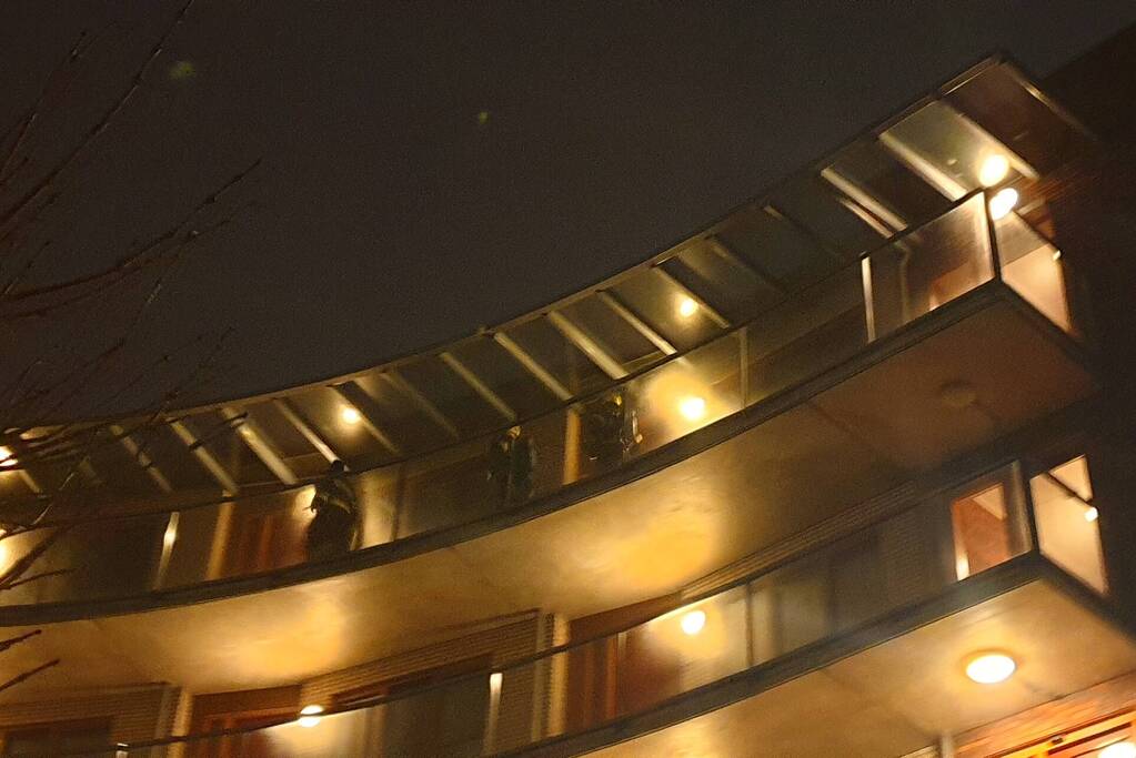Brandweer verricht metingen in flat na co-melding