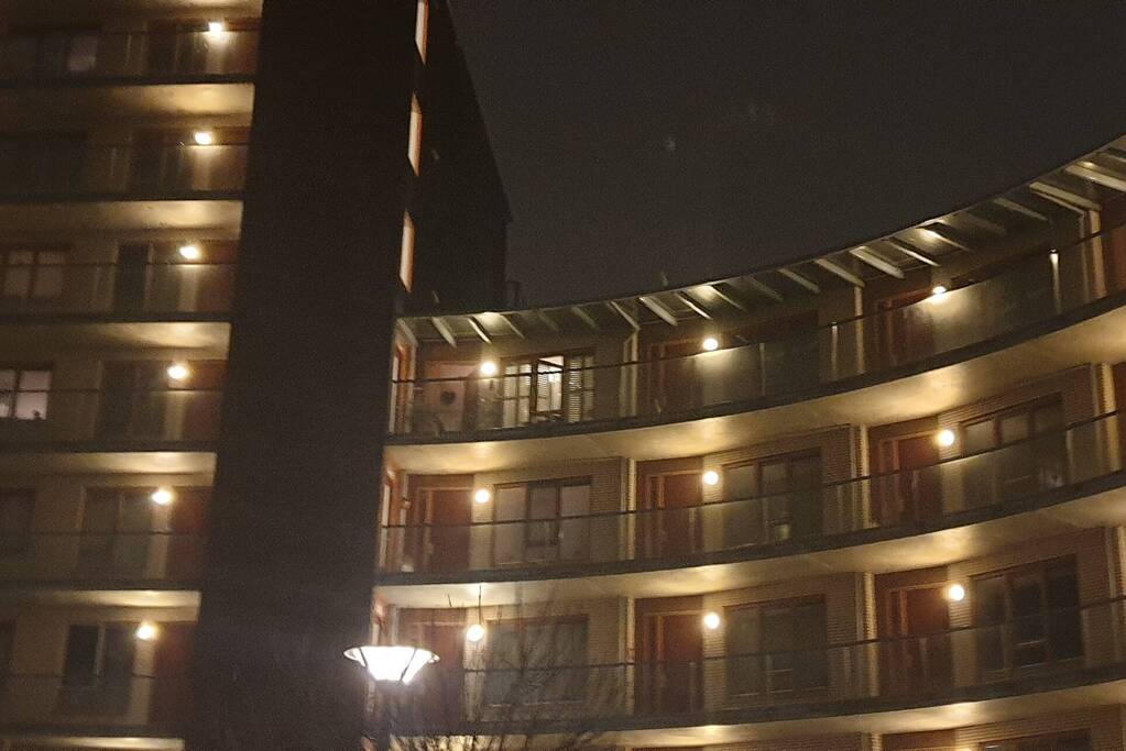 Brandweer verricht metingen in flat na co-melding