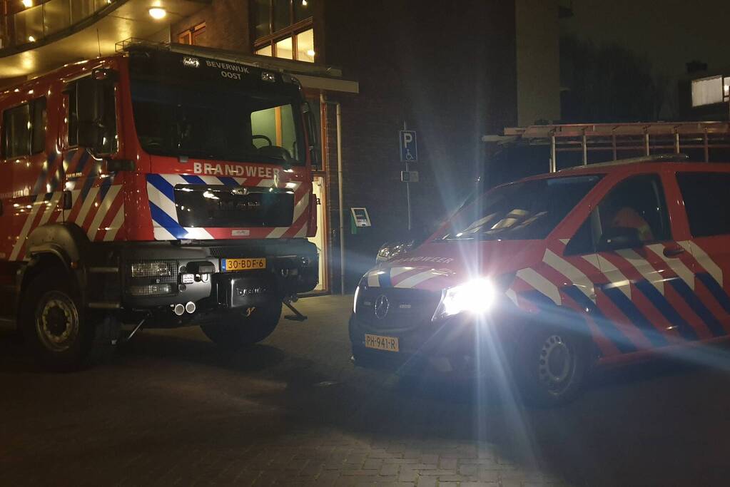 Brandweer verricht metingen in flat na co-melding