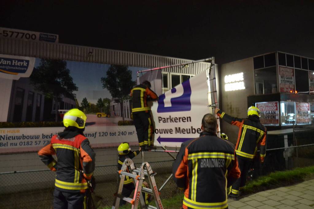 Reclamedoek dreigt los te waaien