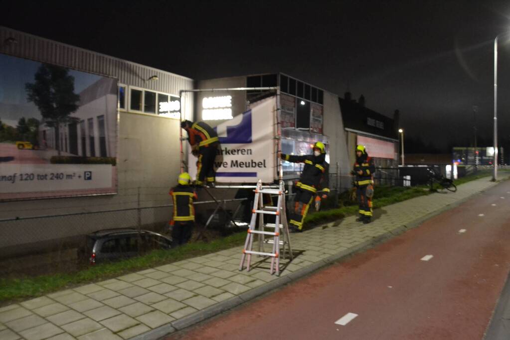 Reclamedoek dreigt los te waaien