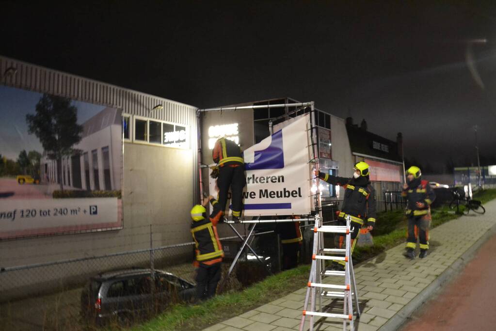 Reclamedoek dreigt los te waaien