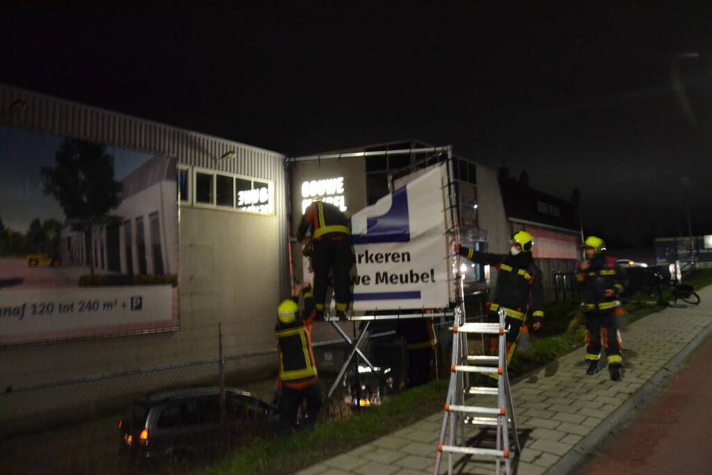 Reclamedoek dreigt los te waaien