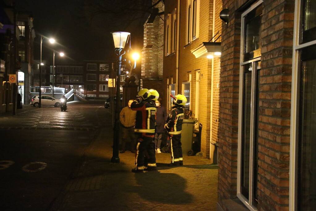 Brandweer haalt losse kap van lantaarnpaal