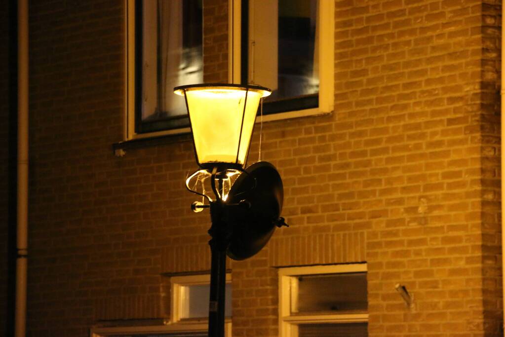 Brandweer haalt losse kap van lantaarnpaal