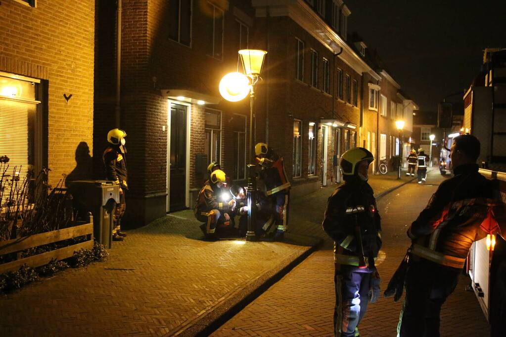 Brandweer haalt losse kap van lantaarnpaal
