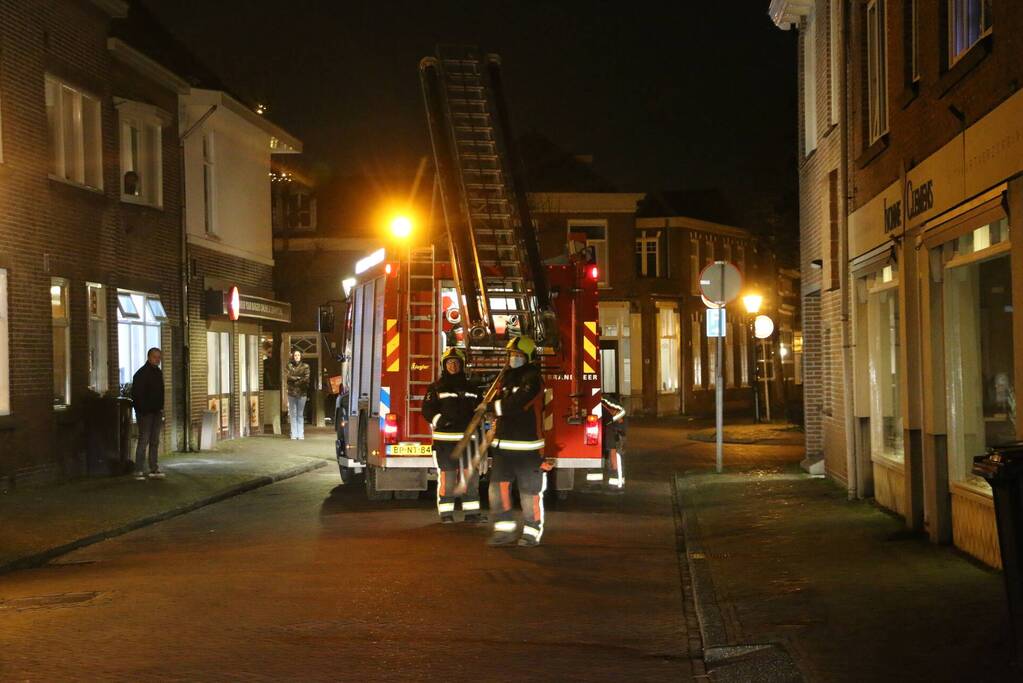 Brandweer haalt losse kap van lantaarnpaal