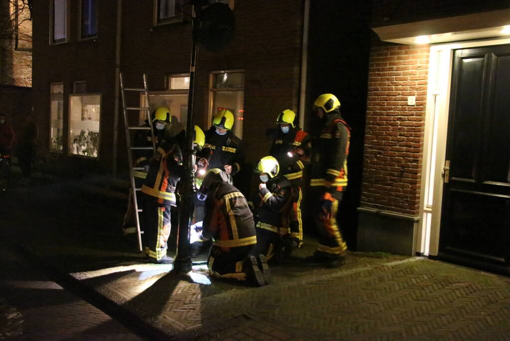 Brandweer haalt losse kap van lantaarnpaal