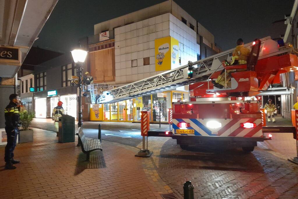 Lichtkoepel waait van dak en belandt in Kruidvat