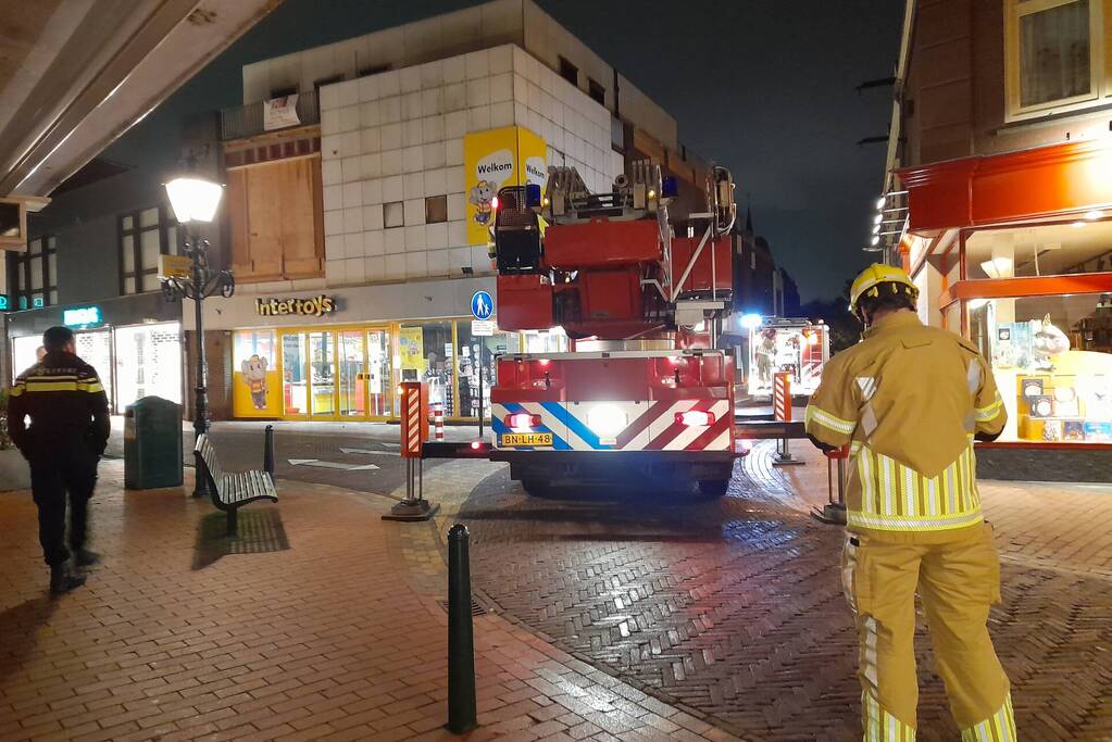 Lichtkoepel waait van dak en belandt in Kruidvat