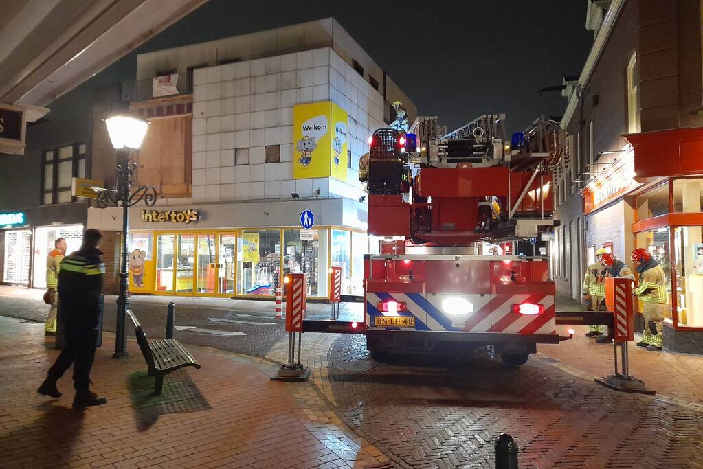 Lichtkoepel waait van dak en belandt in Kruidvat