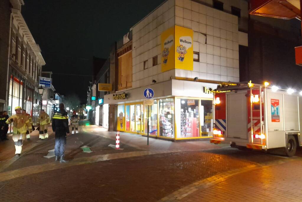 Lichtkoepel waait van dak en belandt in Kruidvat