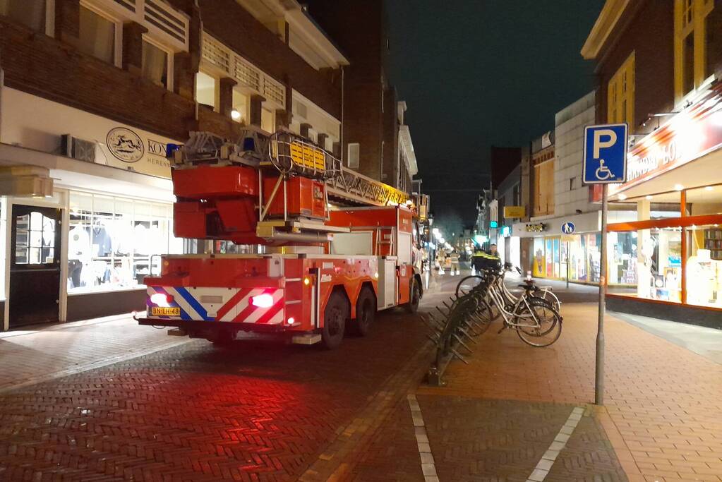 Lichtkoepel waait van dak en belandt in Kruidvat