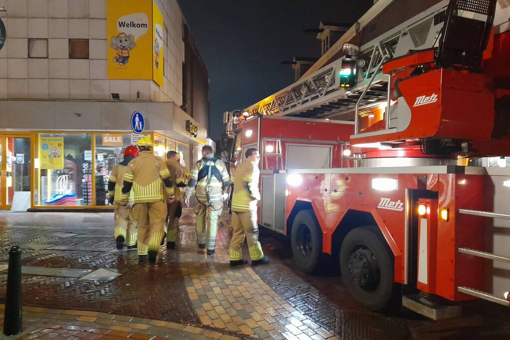 Lichtkoepel waait van dak en belandt in Kruidvat