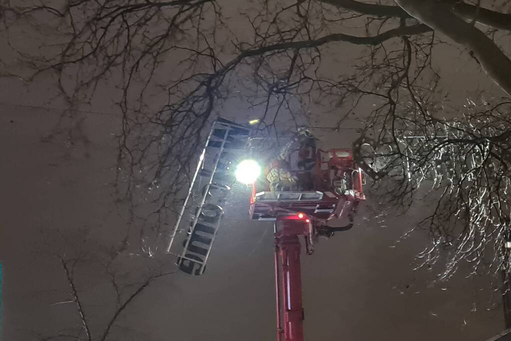 Bord dreigt op weg te vallen