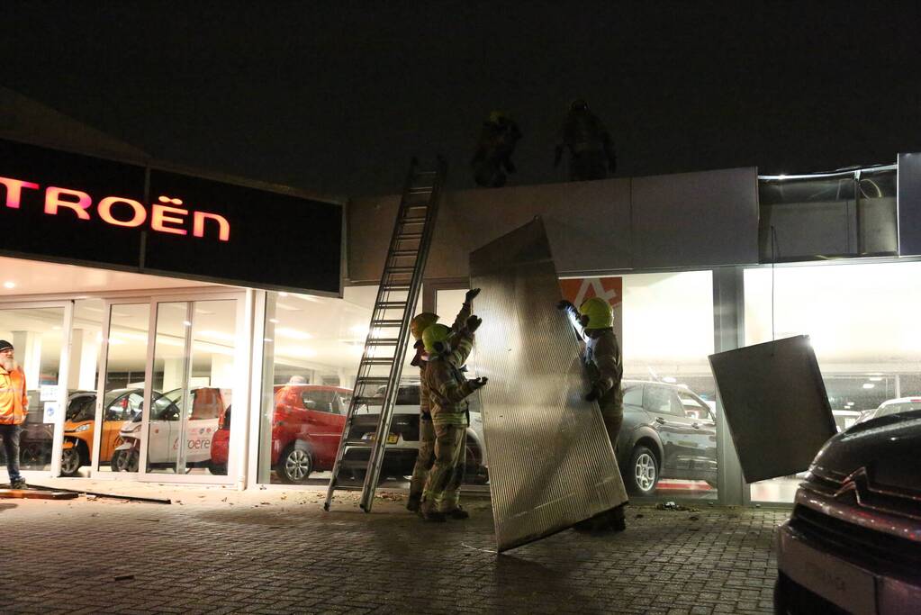 Platen van gevel losgeraakt