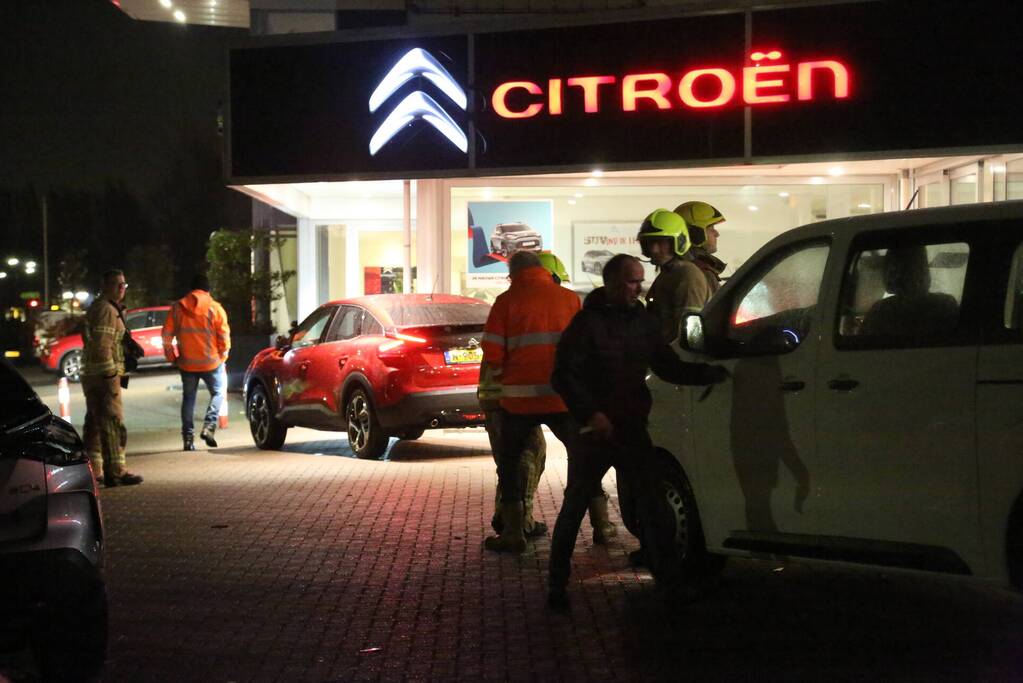 Platen van gevel losgeraakt