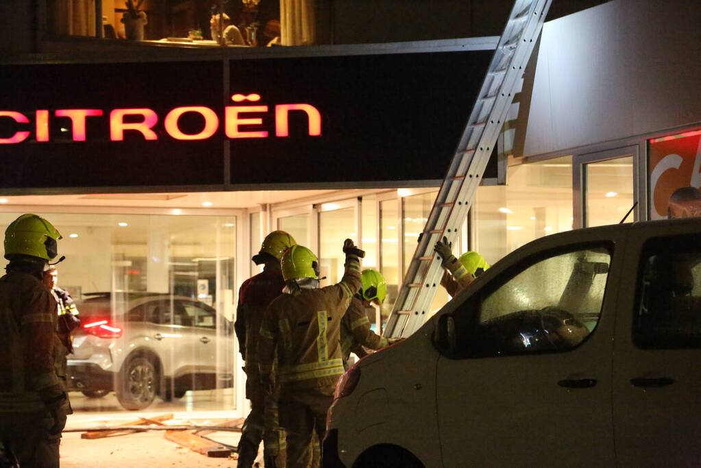 Platen van gevel losgeraakt