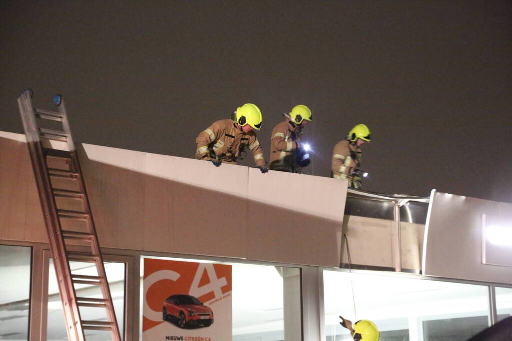 Platen van gevel losgeraakt