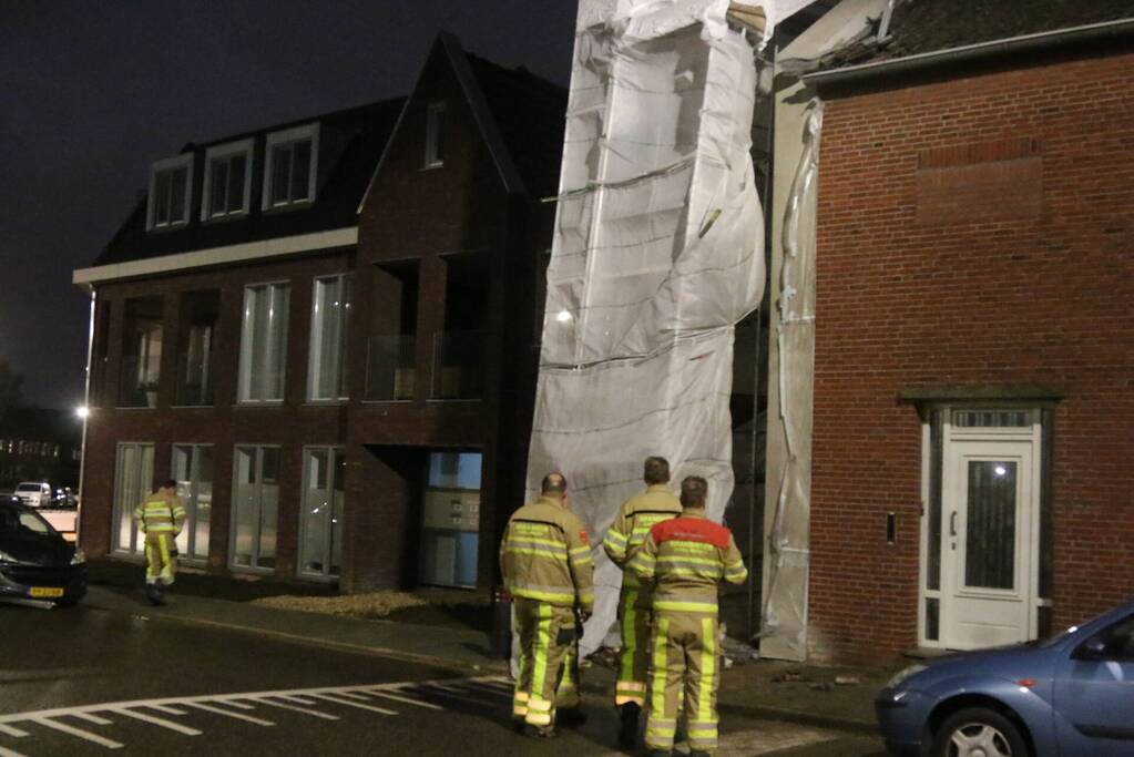 Brandweer stelt omgewaaide steiger veilig