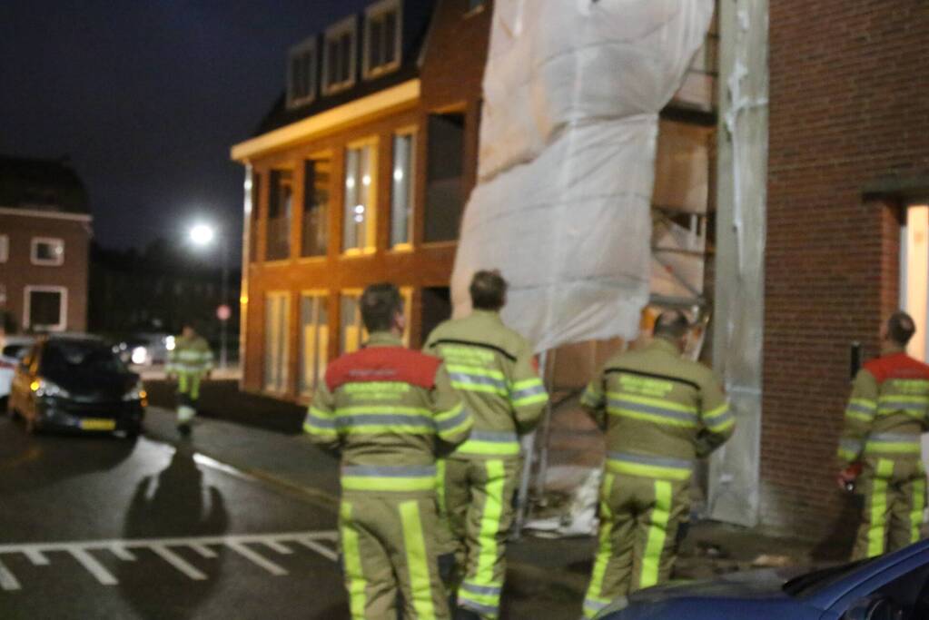 Brandweer stelt omgewaaide steiger veilig