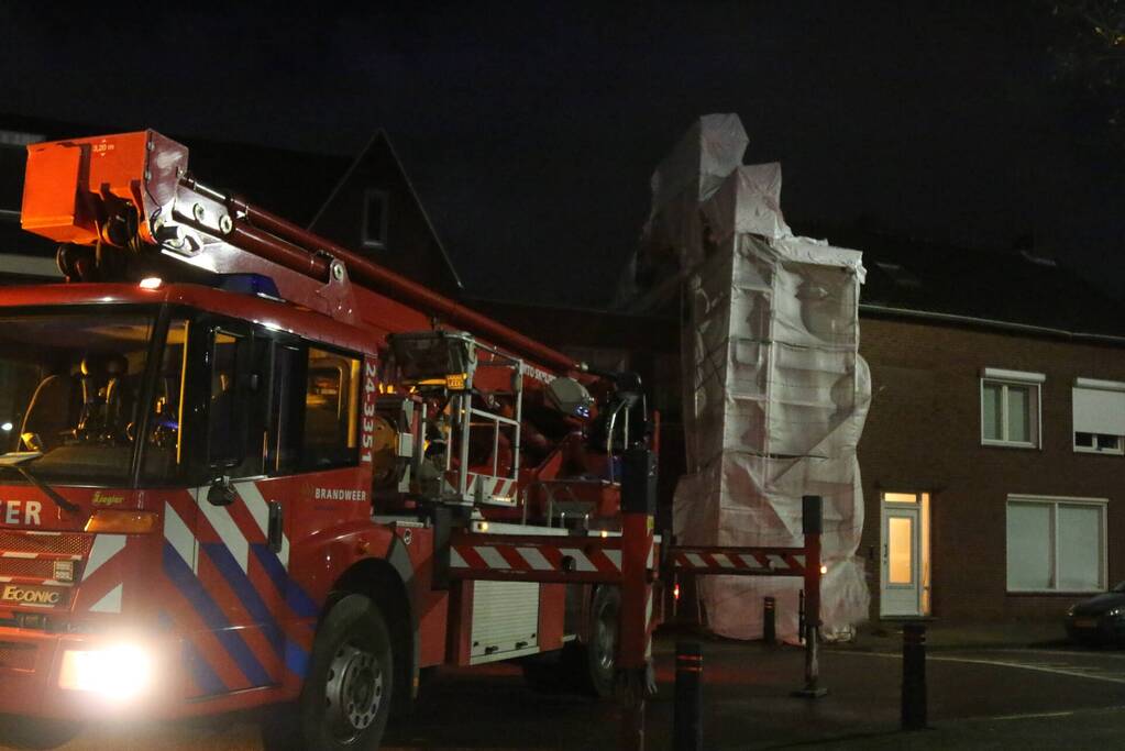 Brandweer stelt omgewaaide steiger veilig