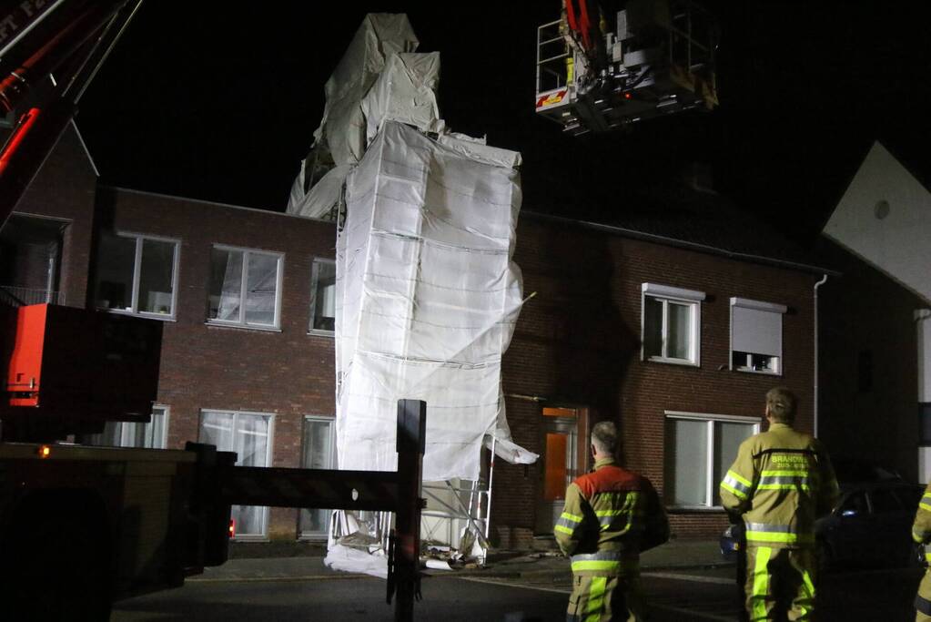 Brandweer stelt omgewaaide steiger veilig