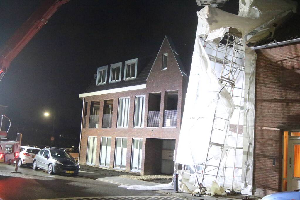 Brandweer stelt omgewaaide steiger veilig