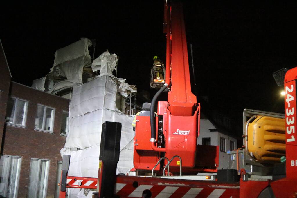 Brandweer stelt omgewaaide steiger veilig