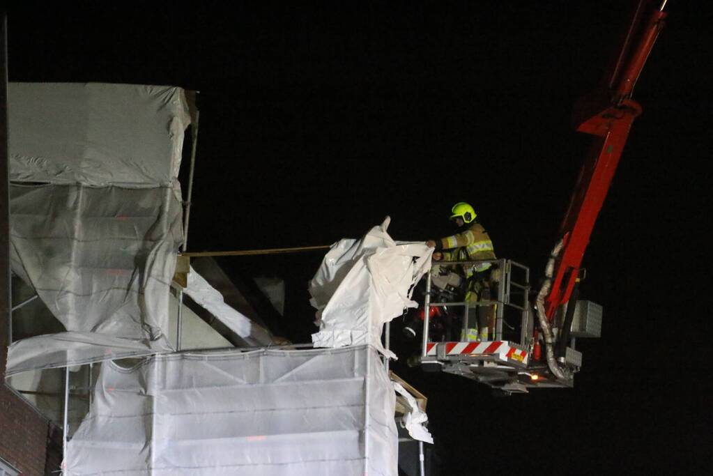 Brandweer stelt omgewaaide steiger veilig