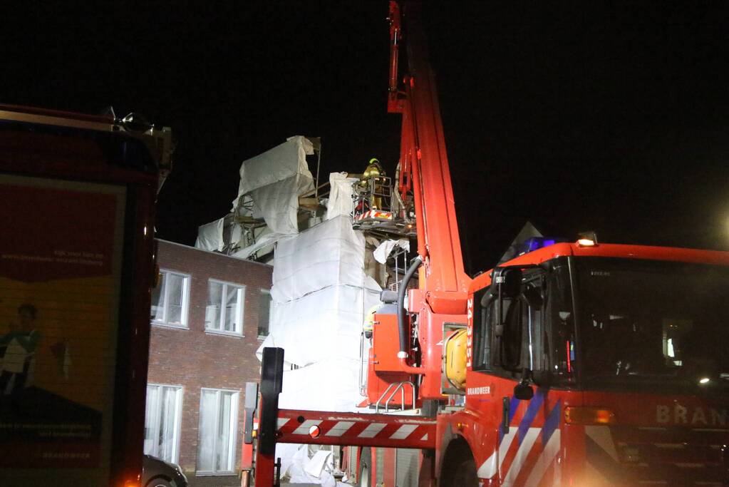 Brandweer stelt omgewaaide steiger veilig