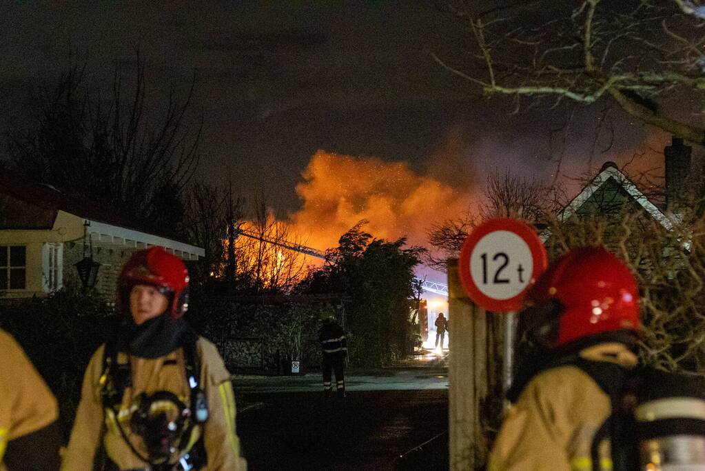 Flinke vlammen bij brand in gebouw