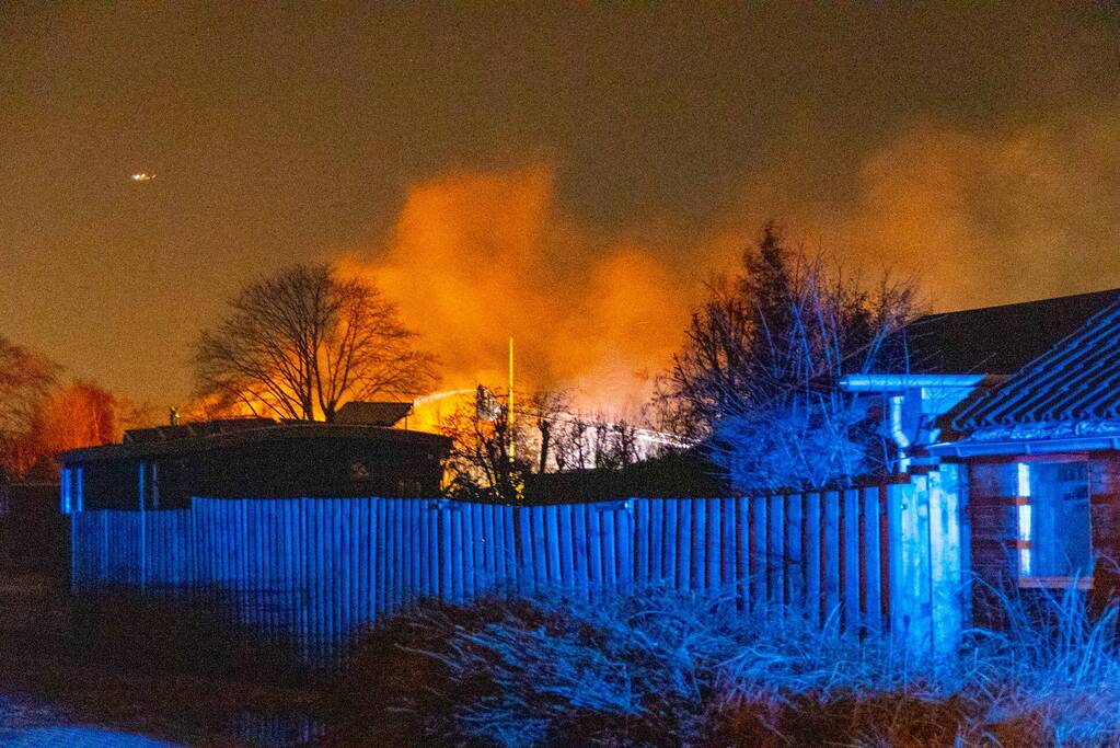 Flinke vlammen bij brand in gebouw