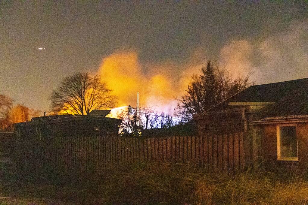 Flinke vlammen bij brand in gebouw