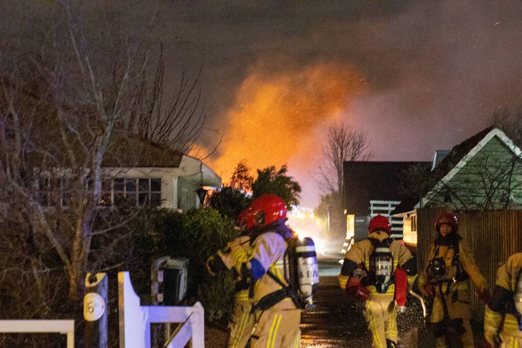 Flinke vlammen bij brand in gebouw