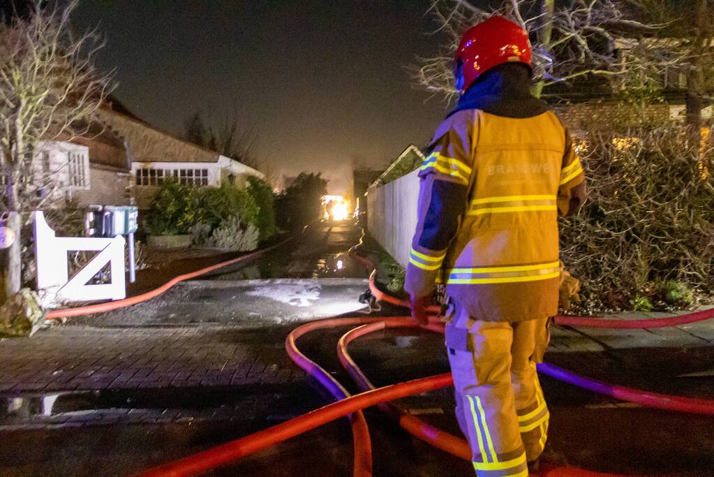 Flinke vlammen bij brand in gebouw