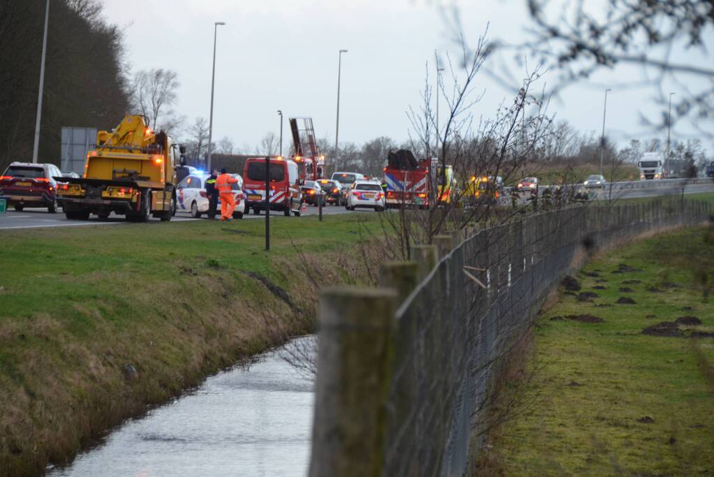 Automobilist zwaargewond bij verkeersongeval