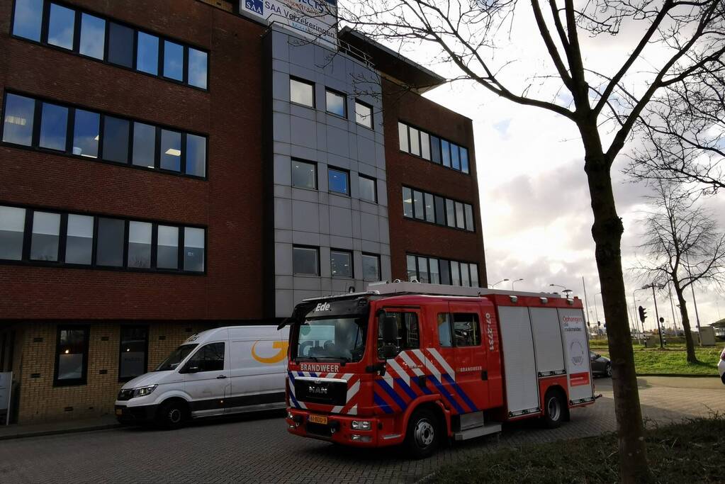 Bedrijfsbord waait los van kantoorpand