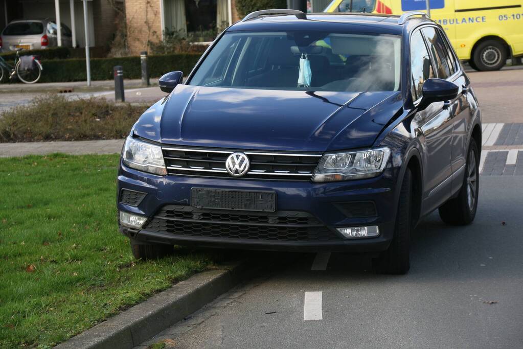 Fietser en auto in botsing