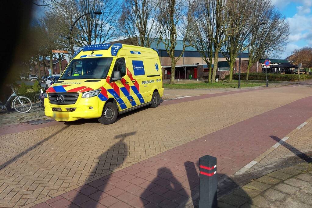 Fietser en auto in botsing