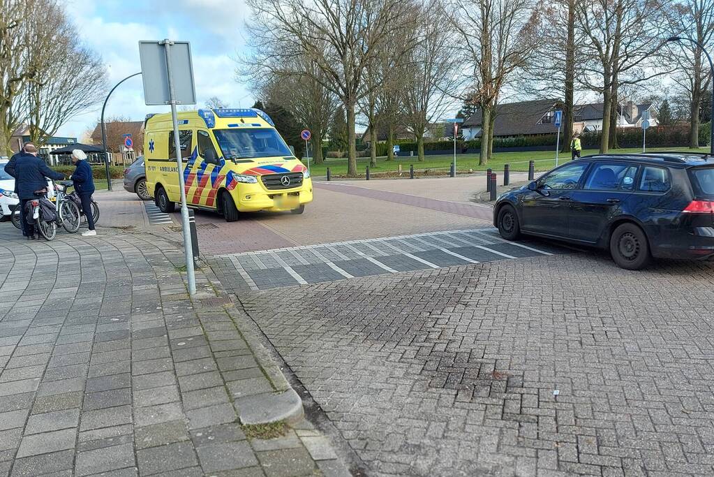 Fietser en auto in botsing