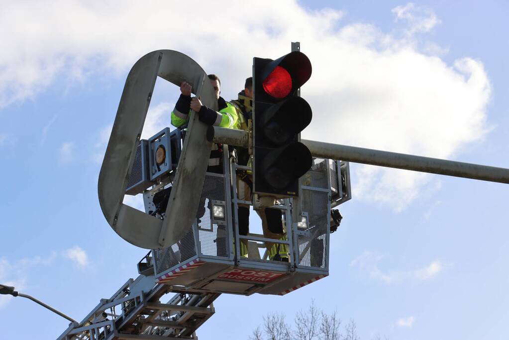 Kap van verkeerslicht zorgt voor gevaarlijke situatie
